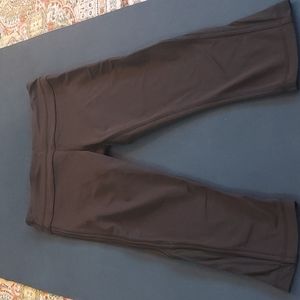 LULULEMON SIZE 6 YOGA PANTS,  BLACK
